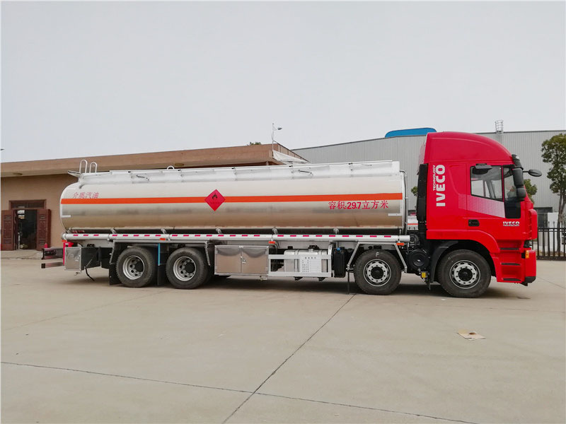 上汽紅巖29.7方前四后八鋁合金運油車，20噸運油車